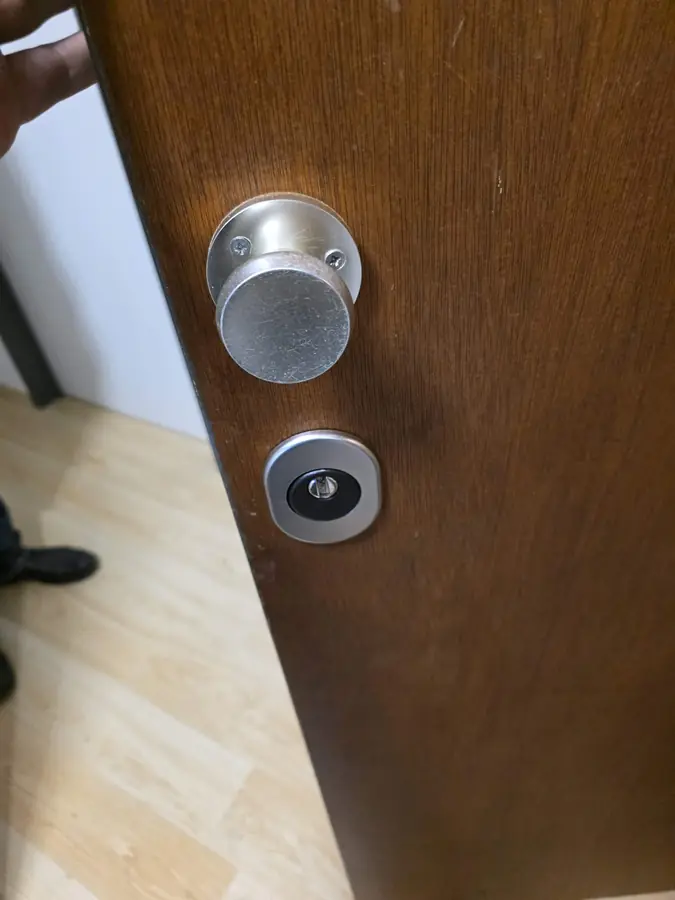 Protège-cylindre de sécurité sur porte en bois