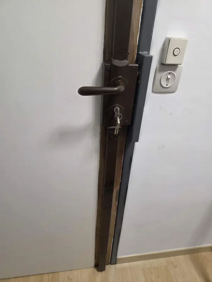 Serrure en applique de sécurité sur porte d'appartement