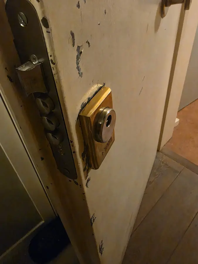 Protège-cylindre blindé sur porte d'entrée