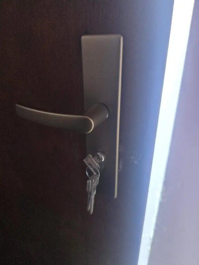 Ensemble poignée et cylindre sur porte d'entrée