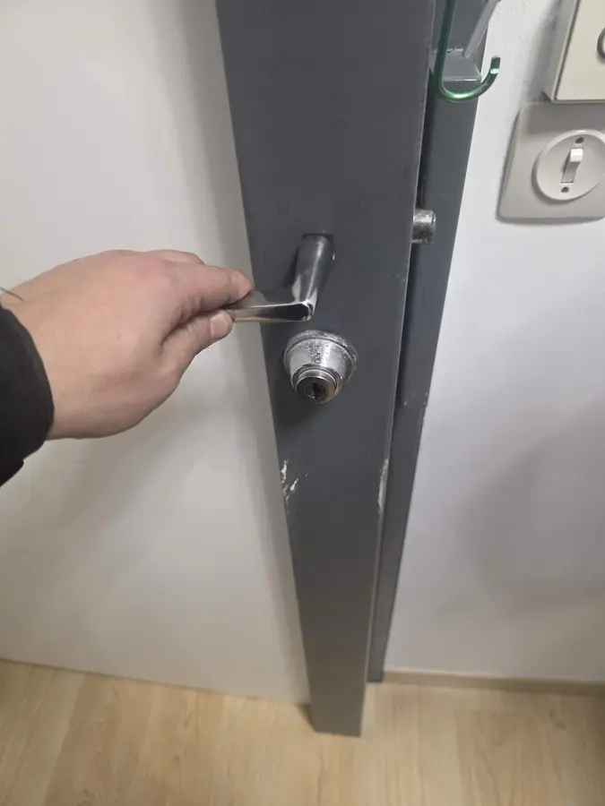 Porte métallique avec serrure à cylindre – serrurier Hainaut