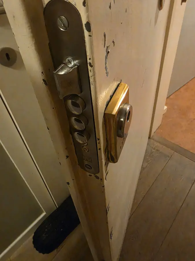 Serrure multipoints et protège-cylindre sur porte d'entrée