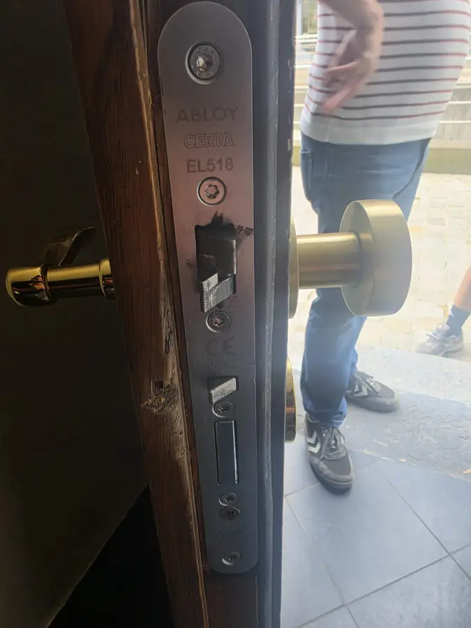 Serrure encastrée Abloy sur porte de commerce